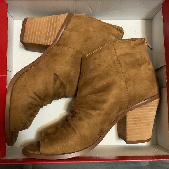 Zigi soho Booties. Size 8 - Picture 2 of 8